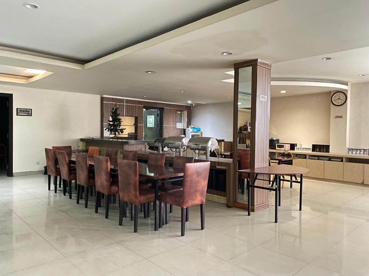 Collection O 1279 Hotel Grand Celino Makassar Exterior foto