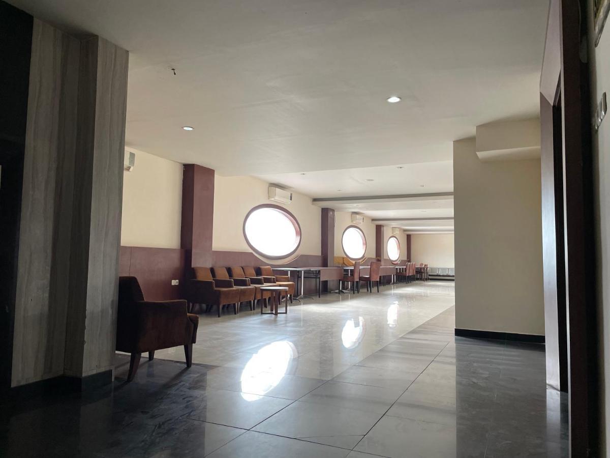 Collection O 1279 Hotel Grand Celino Makassar Exterior foto