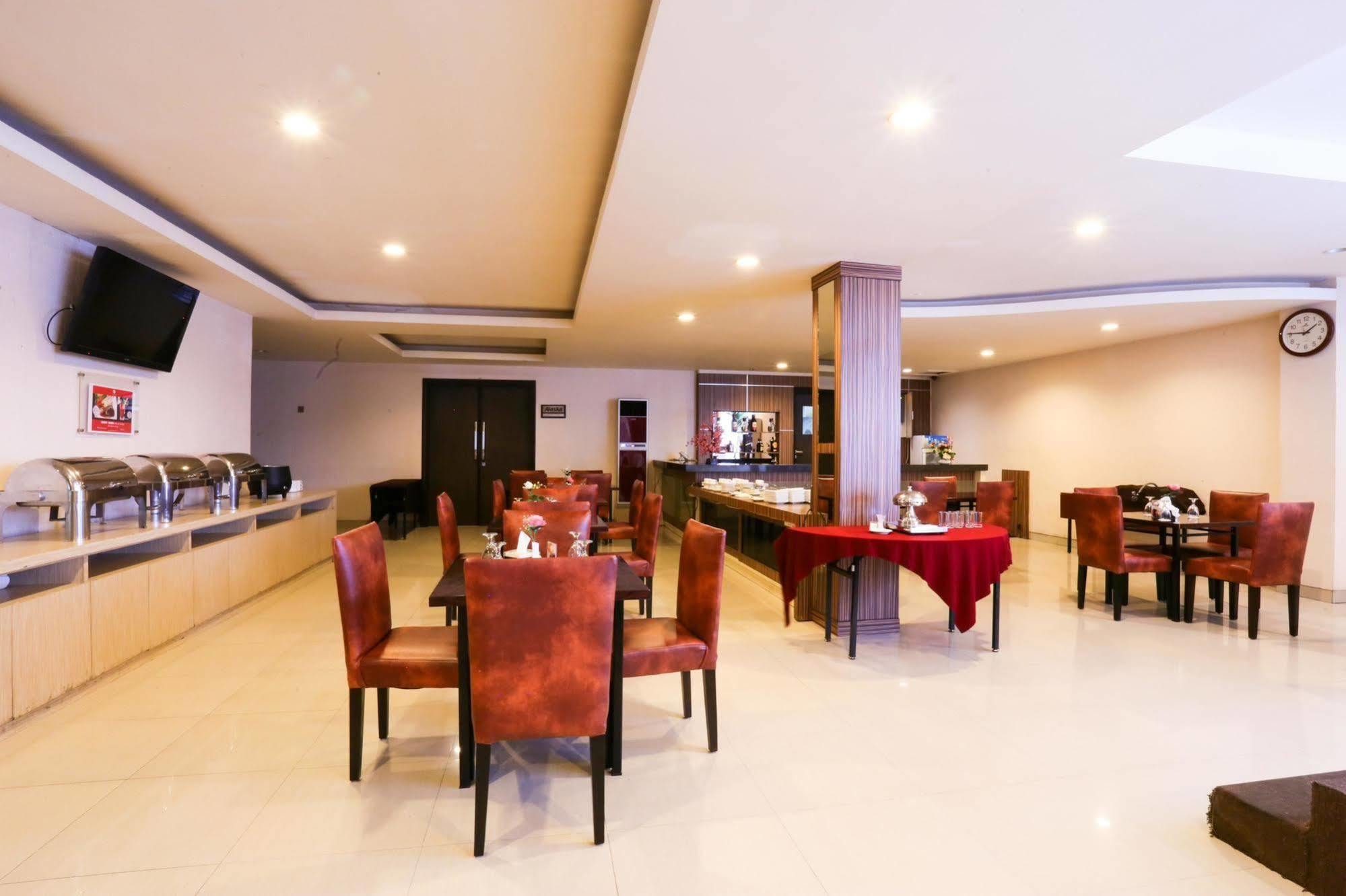 Collection O 1279 Hotel Grand Celino Makassar Exterior foto