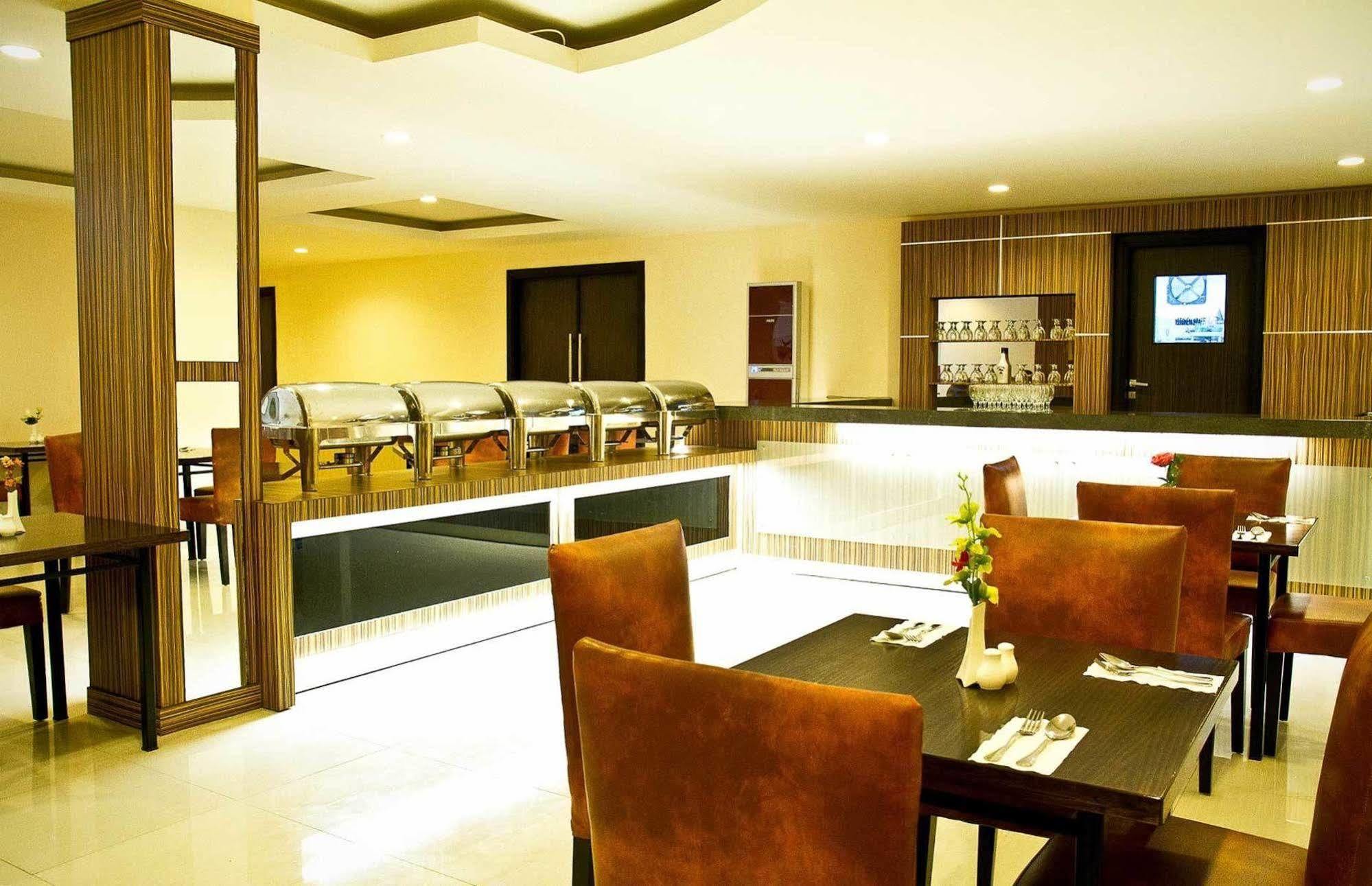 Collection O 1279 Hotel Grand Celino Makassar Exterior foto