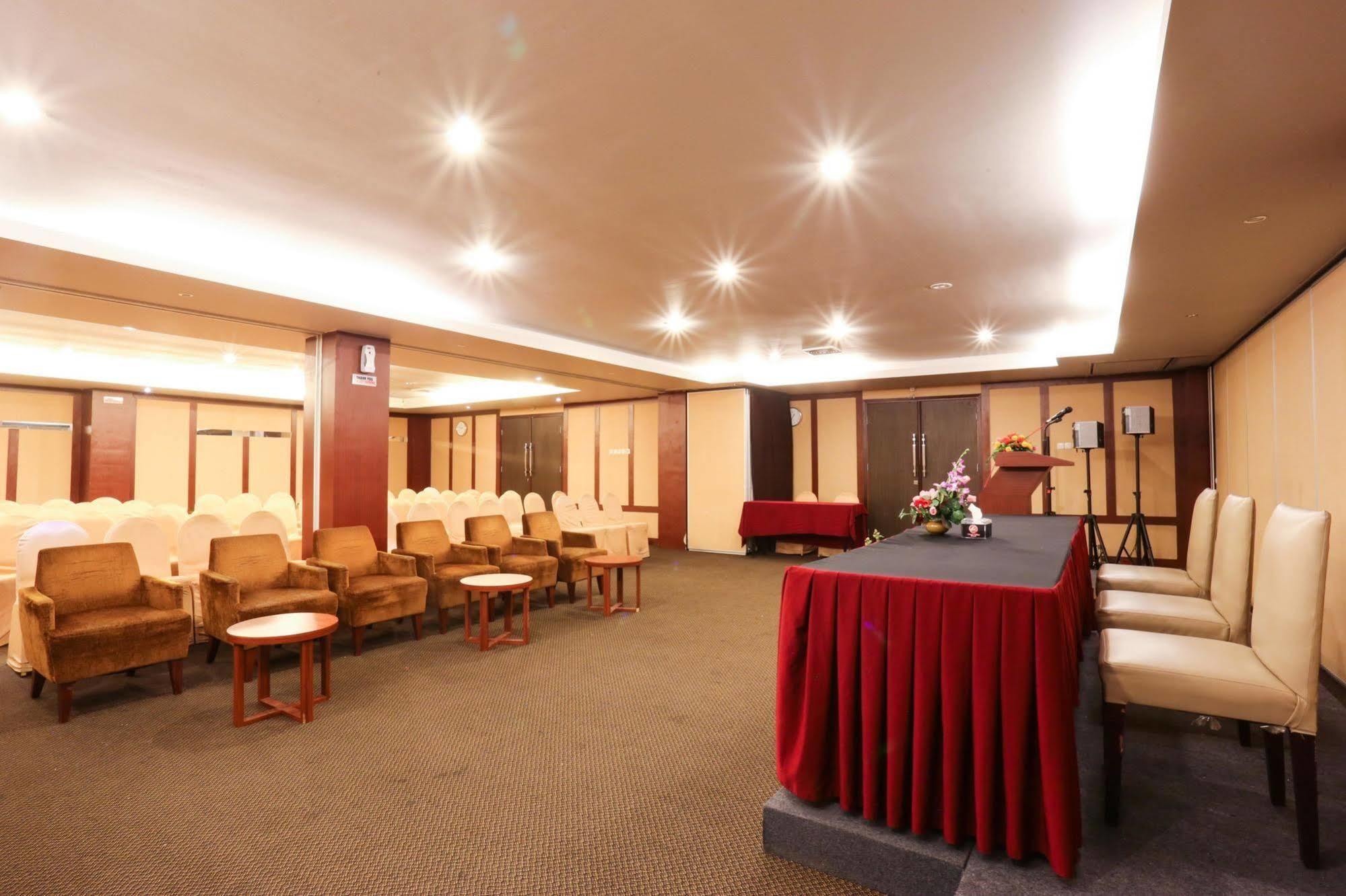 Collection O 1279 Hotel Grand Celino Makassar Exterior foto