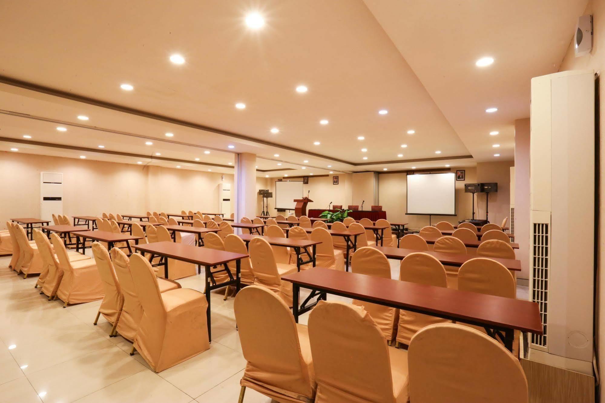 Collection O 1279 Hotel Grand Celino Makassar Exterior foto